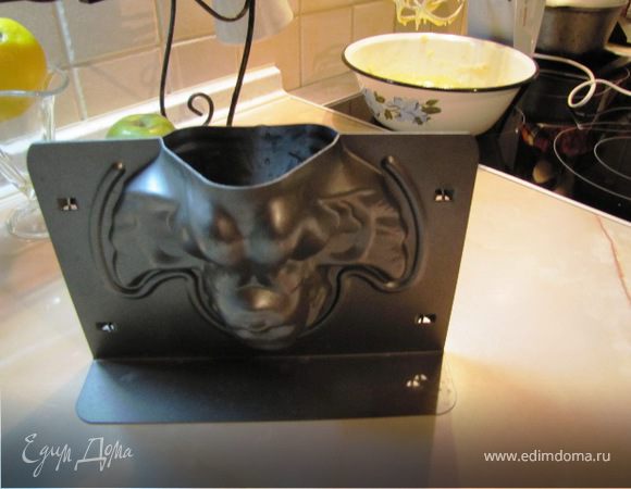 Все ингредиенты, кроме пудры на посыпку, смешать миксером.
