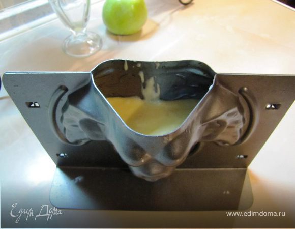 Заполнить форму на 2/3 (тесто растет) и поставить в нагретую духовку.
