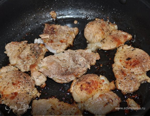 Мясо нарезать, отбить, поперчить.
Обжарить с одной стороны на медленном огне 10 мин, перевернуть.
Имбирь натереть на мелкой терке (совсем чуть-чуть), посыпать им мясо, жарить еще минут 7, закрыв крышкой.
Посолить, увеличить огонь и дожарить мяско до золотистого цвета с обоих сторон без крышки.
