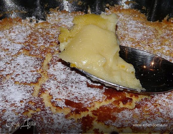 Взбить лимонный сок, цедру, масло и сахар. Добавить 3 желтка, муку и молоко, хорошо перемешать. Отдельно взбить белки до пены и вмешать. 
Духовка 160С. Смазать форму (небольшую), вылить в нее массу, поставит  форму в большую емкость с водой. Печь 45-50 мин и подавать горячим.