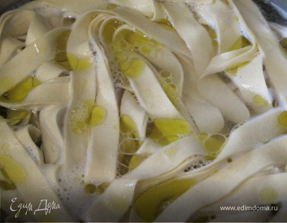 Пасту положить в кипящую, подсоленную воду с добавлением оливкового масла и варить в соответствии с указаниями на упаковки (в моем случаи 5 минут).