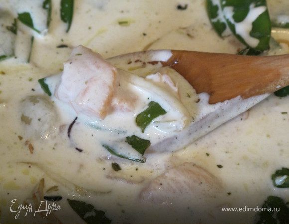 Семгу добавить к горошку, и обжарить 1 минуту, добавить сливки, посолить, поперчить, добавить травки.