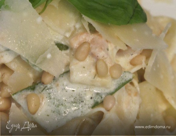 Пасту откинуть на дуршлаг, выложить на сковороду к соусу, тщательно перемешать. Сразу же выложить на подогретые тарелки, посыпать орешками, пармезаном и украсить базиликом.Подавать сразу же!