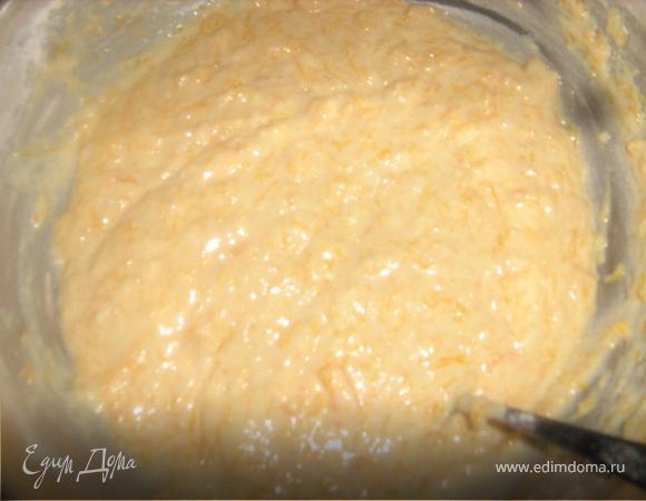 Яйцо взбить венчиком, отлить 2 чайные ложки для смазывания булочек. Остальное вылить в тыквенное пюре.
Муку просеять 2 раза. 
1/3 часть смешать с дрожжами и вмешать в пюре. Дать опаре подняться.