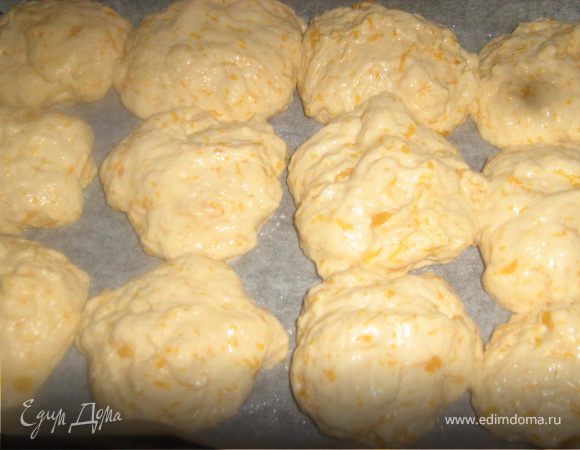 Форму выстелить пергаментом и смазать маслом. Сформировать булочки смачивая руки в воде. Оставить их в теплом месте, чтобы поднялись.