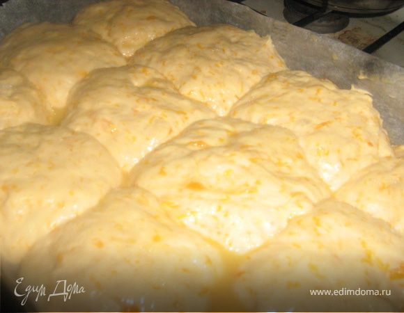 Смазать булочки яйцом и присыпать  сахаром. выпекать в духовке около 25 минут на среднем огне.