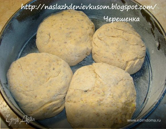 Добавить все остальные ингредиенты и хорошо вымесить, тесто может немного приставать к рукам. Смазать чашку оливковым маслом и положить туда тесто. Накрыть сверху пищевой пленкой или просто пакетом и дать постоять 1 час.
Затем хорошо обмять, разделить тесто на 4 части и сформировать шарики. Положить их в форму, смазанную маслом и дать подойти 30-40 мин. 
