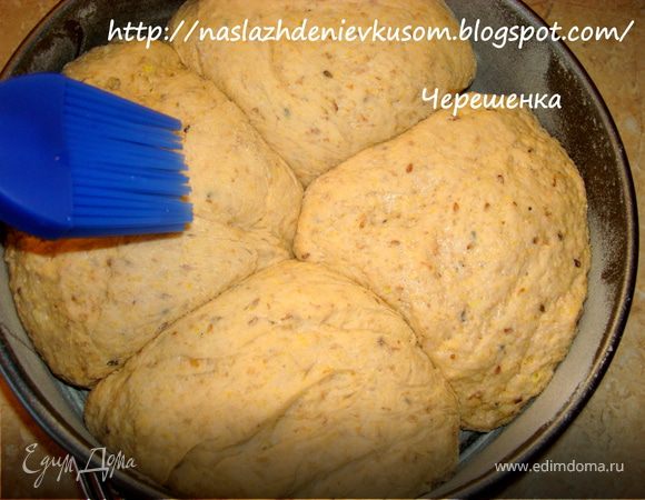 Смазать взбитым яйцом с молоком, посыпать сверху овсяными хлопьями и выпекать в заранее разогретой до 200 градусов духовке около 25 минут.