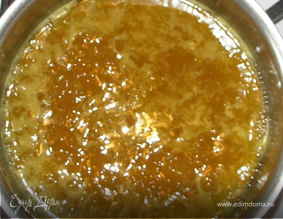 Сок вылить в сотейник,добавить сахар.Поставить на средний огонь и уварить примерно наполовину.Добавить имбирь,соевый соус и масло.Хорошенько перемешать.Прогреть ещё пару минут и снять с огня.