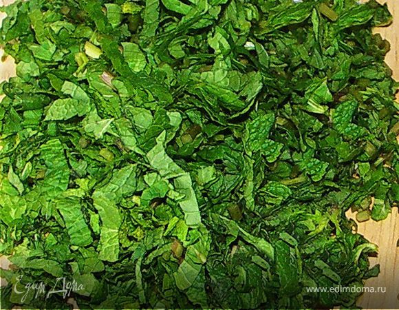 В горячий соус добавить измельчённую мяту.Хорошенько перемешать и оставить остывать.Если соус делается заранее,то его нужно переложить в сухую баночку и убрать в холодильник. 