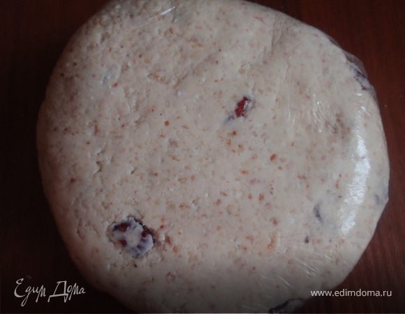 Замесить тесто. Обернуть пищевой пленкой и убрать в холодильник минимум на один час.