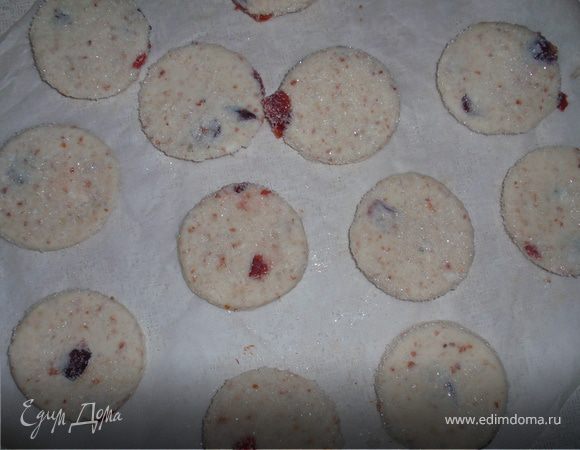 Раскатываем тесто потоньше и вырезаем кружочки..