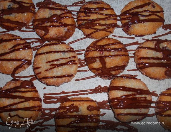 Отправляем в духовку на 15-20 минут при температуре 200градусов. Нагреваем на плите сливки, не доводя да кипения, выключаем. Отправляем в сливки шоколад и мешаем до полного растворения шоколада. Готовые печенюжки поливаем шоколадной глазурью.
Приятного чаепития!:))