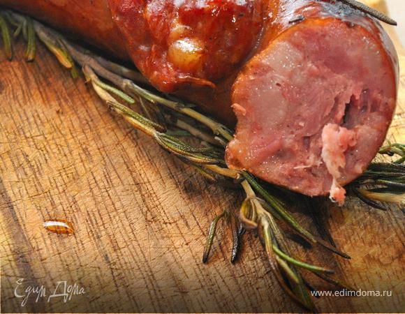 2.Gebratene Wurst       
Теперь опять все просто. К пиву прекрасно подойдет жареная колбаса на баварский манер. Для этого я взял колечко «Краковской» колбасы, сделал поперечные надрезы с двух сторон, чтобы при жарке жирок немного вытопился, потом на разогретую сковородку гриль без масла положил веточки свежего розмарина и сверху нашу колбасу целиком. Подрумяним ее, переворачивая время от времени, а она пропитается в процессе ароматом розмарина, который смешается с ее подкопченным вкусом, в общем, будет вкусно, поверьте! Переложим ее на деревянную доску, снабдим соусами (о них чуть позже), и отправляем на стол с криками «Верим в команду!» или типа того!
