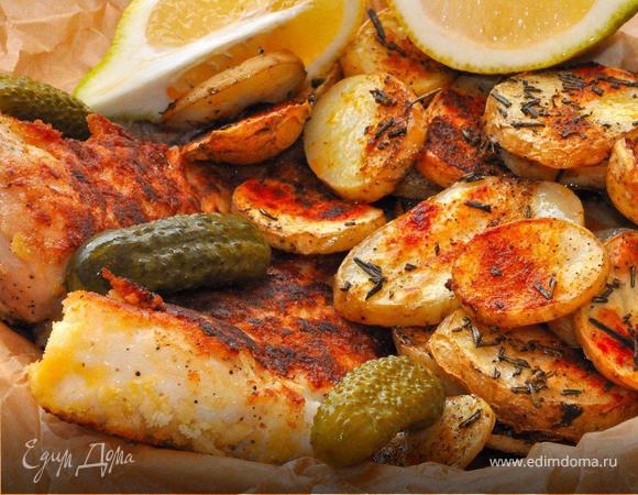 Теперь рыба: филе разделить на средние куски, посолить, поперчить, немного сбрызнуть соком лимона. Теперь обвалять в муке, затем в яйце, а потом в хлебных крошках. Сразу обжарить на растительном масле по 2-3 минуты с каждой стороны.  Подавать Фиш энд Чипс можно в бумаге, как это делают в Англии, разложив картофельные чипсы и филе, добавить дольку лимона и обязательно несколько маринованных огурчиков. Это очень, очень вкусно!