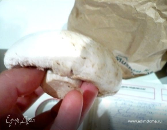 Грибы, если они большие, очистить от верхнего грубоватого слоя.