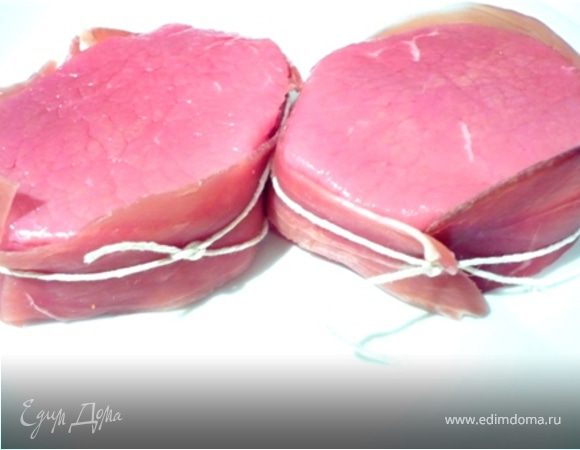 "Стенки" стейка обернуть беконом и перевязать ниткой. 
