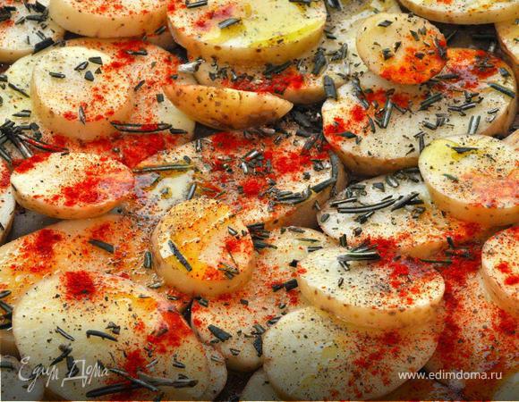 3.FISH & CHIPS
Основной закуской у нас будут быстрые рыба и чипсы, традиционный английский фастфоод – Фиш энд Чипс. С одной стороны конечно рыба  с картошкой, но с другой, англичане очень любят это блюдо уже много много лет. И это действительно ужасно вкусно и просто. Мы будем делать быстрые рыбу и чипсы без использования фритюра и пивного кляра. Для этого блюда по классическому рецепту идеально подходит филе трески или пикши. Но сначала приготовим картофельные чипсы. Для этого молодой картофель порезать вместе с кожурой на тонкие кружки. Выложить на противень, устланный бумагой для выпечки. Теперь морская соль, перец, паприка, розмарин и оливковое масло. Отправляем на верхний уровень духовки на 15 минут при 180гр. 