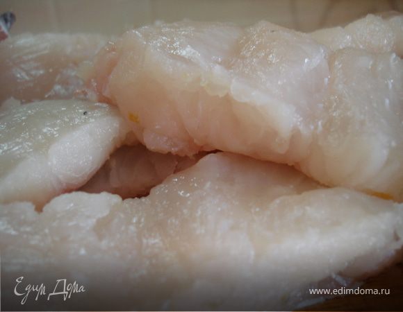 Рыбу разделать и отделить филе от хребта.