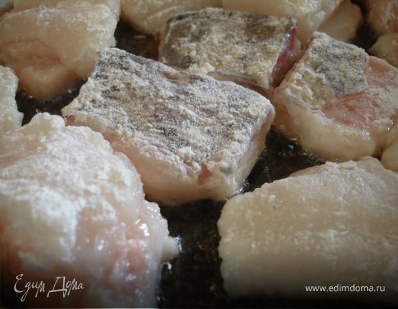 филе судака нарезать кусочками, посолить, поперчить, обвалять в муке,