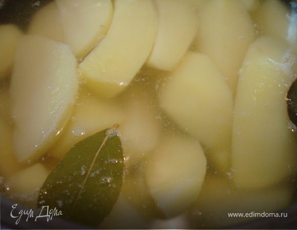 Картофель помыть, почистить, нарезать крупными дольками и предварительно отварить 3-5 минут.