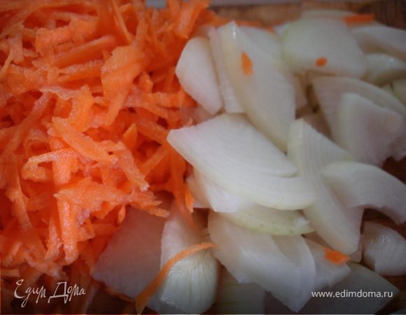 Лук почистить и нарезать симпатичной соломкой, морковь натереть на крупную терку,