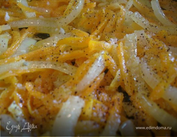 и слегка обжарить овощи на подсолнечном масле.