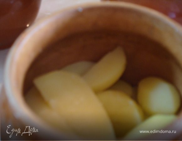 В горшочки выкладываем сначала картофель,