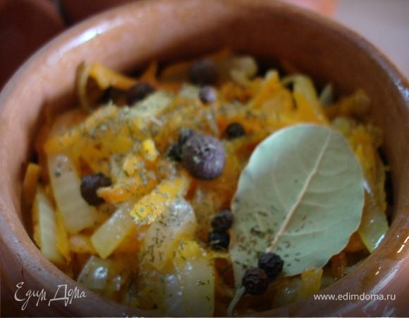 Солим, перчим, добавляем лавруху и бульйон,