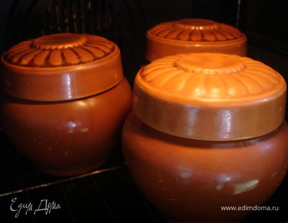 накрываем горшочки крышечками и отправляем эту красоту в горячую духовку на 40-60 минут.