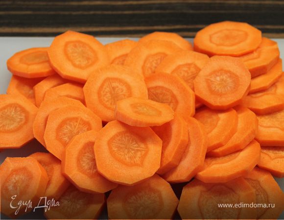 Порезать колесиками морковь.