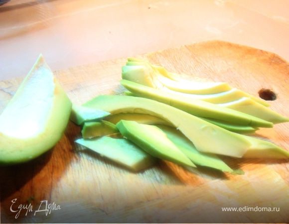 Подготавливаем продукты для будущих роллов - авокадо чистим и нарезаем соломкой,