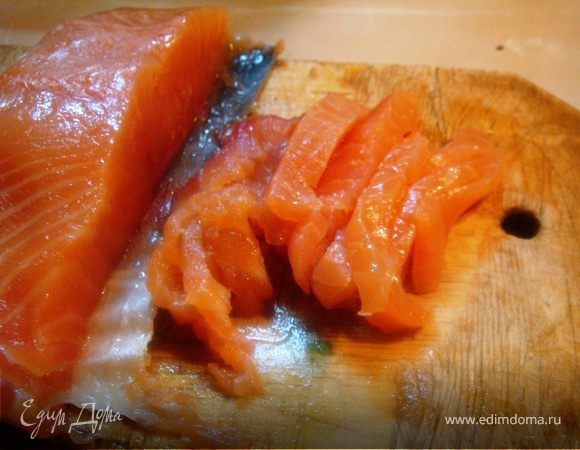 рыбку тоже нарезаем соломкой,