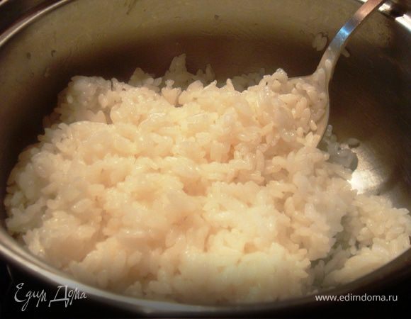 Я особо с рисом не заморачиваюсь, да простят меня  ценители-сушиисты: варим рис с сахаром и уксусом, 15 минут на слабом огне, после еще 5 минут  выдерживаем без огня под крышкой.