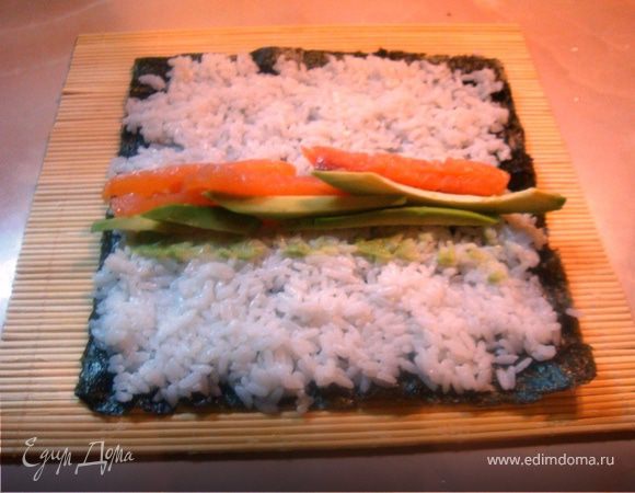 Далее выкладываем авокадо и семгу.