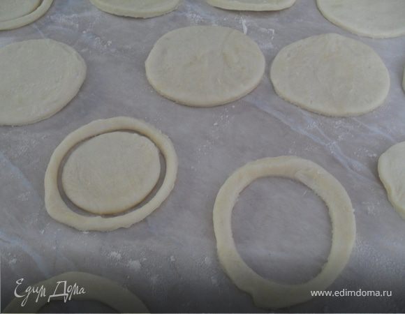 Тесто раскатать, вырезать формочкой кружочки.Из половины кружочков, вырезать кружки меньшего диаметра(получаются бортики).