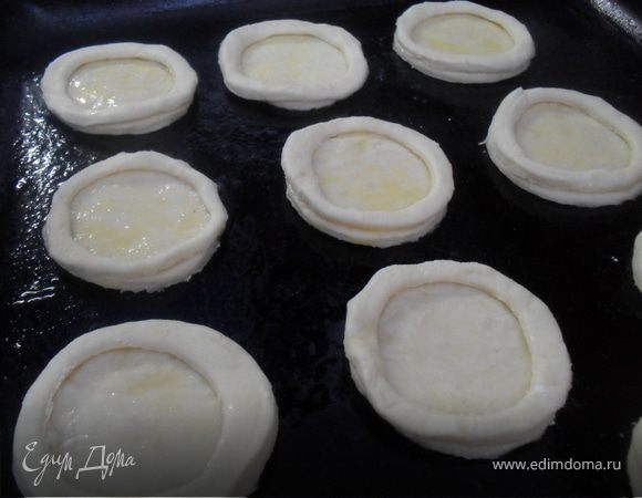 Яйцо взбить, смазть больший кружок, на него уложить бортик.Поставить в разогретую до 180 градусов духовку, выпекать до золотстого цвета. 