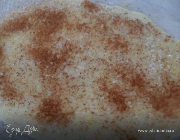 Тесто раскатать в пласт, смазать взбитым яйцом, посыпать сахаром, корицей.