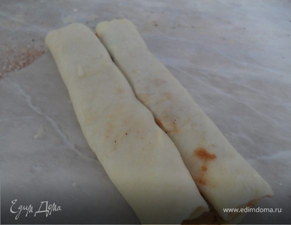 Сворачивать, придавливая края.Порезать свернутый рулетик на печеньки толщиной 3-5 мм.Выпекать в разогретой до 180 градусов духовке до золотстого цвета.