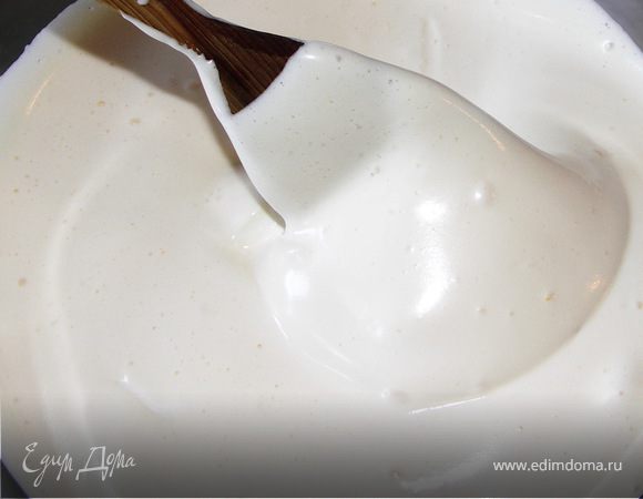 Яйца с сахаром взбить в густую пену(10-15мин).Творог взбить со сметаной,пудрой и ликёром.Добавить взбитые яйца к творогу.Аккуратно перемешать лопаткой.