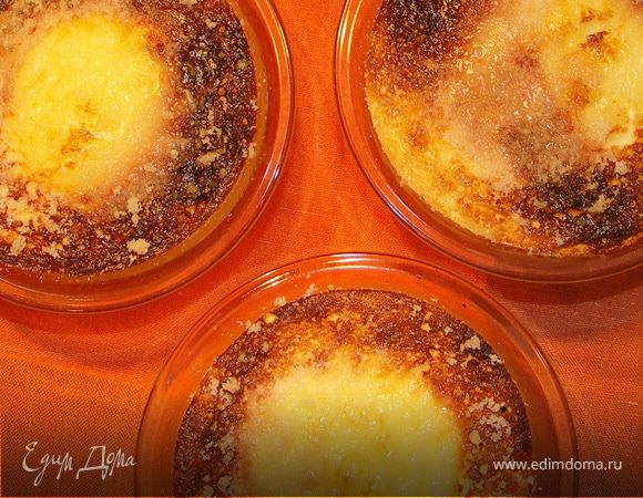 Переложить крем в жаропрочные формочки смазанные сливочным маслом.Поставить формочки в глубокий противень на дне которого расстелить хлопковую салфетку( по совету Nata Ru делаю так,очень удобно,формочки стоят надёжно)Залить противень водой так,чтобы 2/3 формочек были погружены в воду.Отправляем в духовку 170С на 30 мин.В последние 2 мин посыпать пудинги щепоткой сахара и подрумянить по грилем.Десерт хорош как тёплый,так и холодный.Тёплый он невероятно воздушный,словно из пузырьков))А остывший более плотный и более творожный))Украшаем веточками мяты и приятного аппетита!