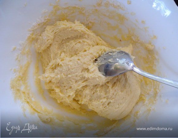 Замесить тесто. Сахар растереть с маслом (Мягким). Яйцо взбить, добавить сметану и соду (гашеную). Все соединить, добавить муку. Тесто очень мягкое.