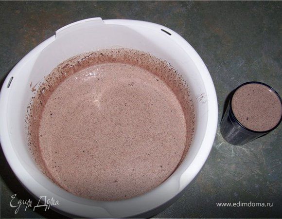 Яйца, сахар и ваниль. сахар, - очень хорошо взбить. Добавить раст. масло, молоко и какао-порошок, - перемешать. В один стакан отлить массу и убрать в сторону, это будет шоколадная глазурь !!!