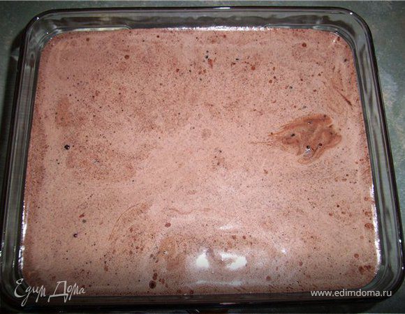 Затем на горячий пирог вылить 1 ст. шоколадной глазури (которую мы откладывали в сторону) и дать остыть.