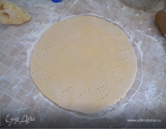 Разделить тесто на 6 частей. Раскатать одну лепешку на посыпанной мукой столешнице. Наколоть вилкой, так как тесто надувается при выпечки в раза три...