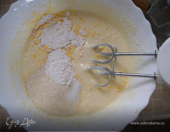 Есть два варианта выпечки коржей. 1 - в духовке при1 180С - до 15 минут. Но я подсчитала, что 1,5 часа только на коржи у меня нет. Поэтому решила попробовать испечь их на сковородке (эксперимент). Это 2 вариант.