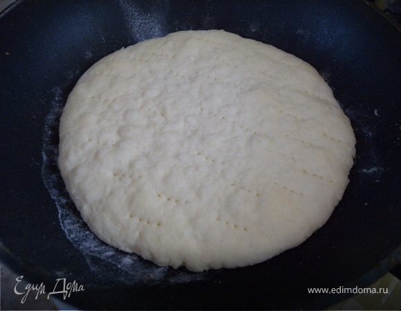 На сухой сковородке без масла с накрытой крышкой. На маленько-среднем огне с двух сторон. Переворачивать лучше очень широкой лопаткой - коржи хрупкие. Если вы не уверены, что сможете перевернуть - пеките с одной стороны, но на самом маленьком огне чуть дольше.