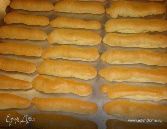 Поставить на огонь воду, положить в нее масло,  соль и когда закипит – всыпать, постоянно помешивая, муку. Заваренную массу снимите с огня, остудите до 70–80 градусов С и, помешивая, введите яйца по одному. При этом массу не взбивайте, а только перемешивайте до получения однородного теста без комочков. Готовое тесто представляет собой вязкую массу.
Затем тесто переложить в кондитерский мешок или шприц и выдавливать колбасками толщиной в мизинец на смазанный маслом и присыпанный мукой противень.  Между пальчиками оставляйте прилично места, т.к. они увеличиваются в объеме в два раза. 
Выпекайте при 180–200 градусов С в течение 30–40 минут или меньше (в зависимости от духовки) до золотистого цвета. Остудите.
