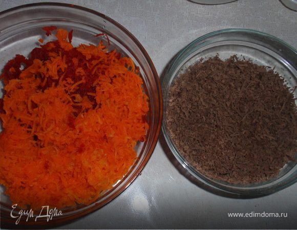 Отвариваем в пароварке свеклу, морковь и печень(можно на плите). Свеклу, морковь натираем на мелкой терке. Печень измельчаем.