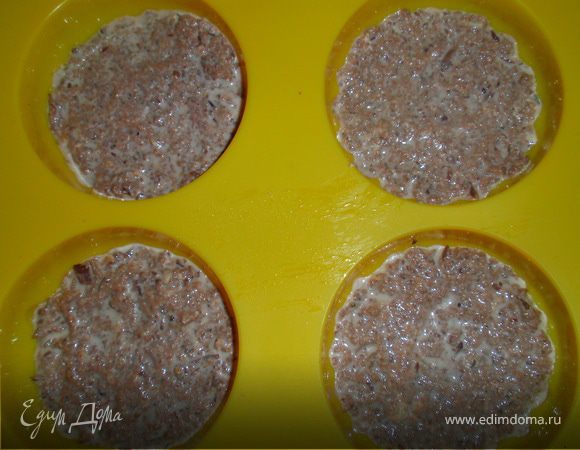 Добавляем в печень измельченный чеснок, яйцо, 100гр сливок, соль, крахмал, перец, имбирь, сливочное масло. Тщательно вымешиваем. Это нижний слой наших маффинов.